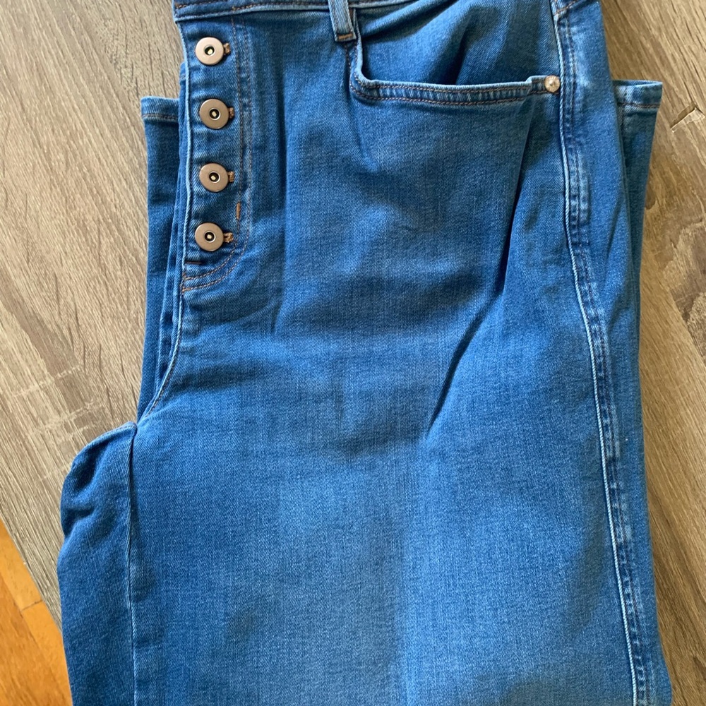 Stylish Blue Denim Jeans
High - Rise
Wide-Leg Crop